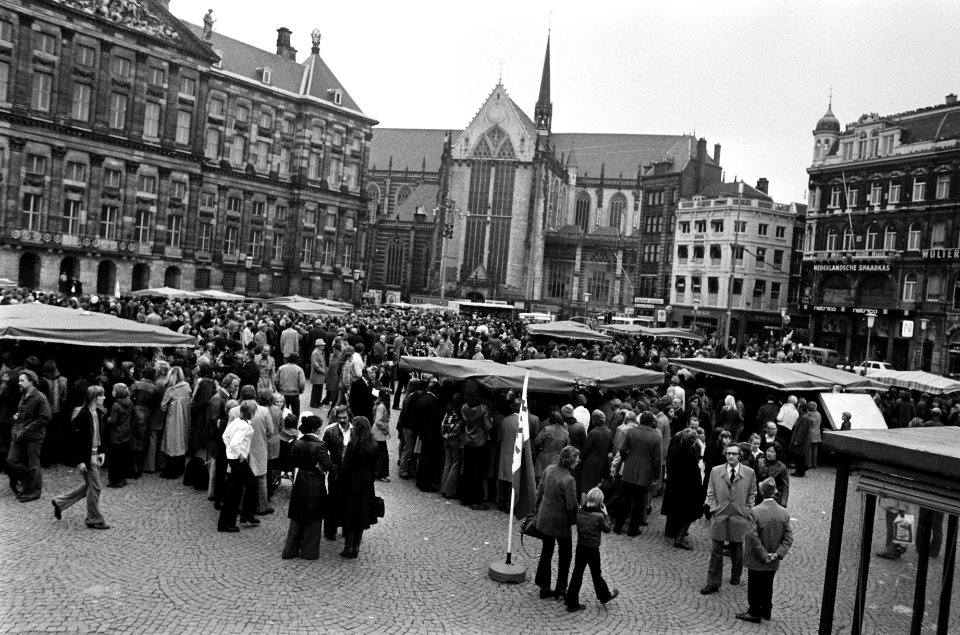 Finale standwerkersconcours op Dam in Amsterdam overzicht Dam met kramen, Bestanddeelnr 928-2141