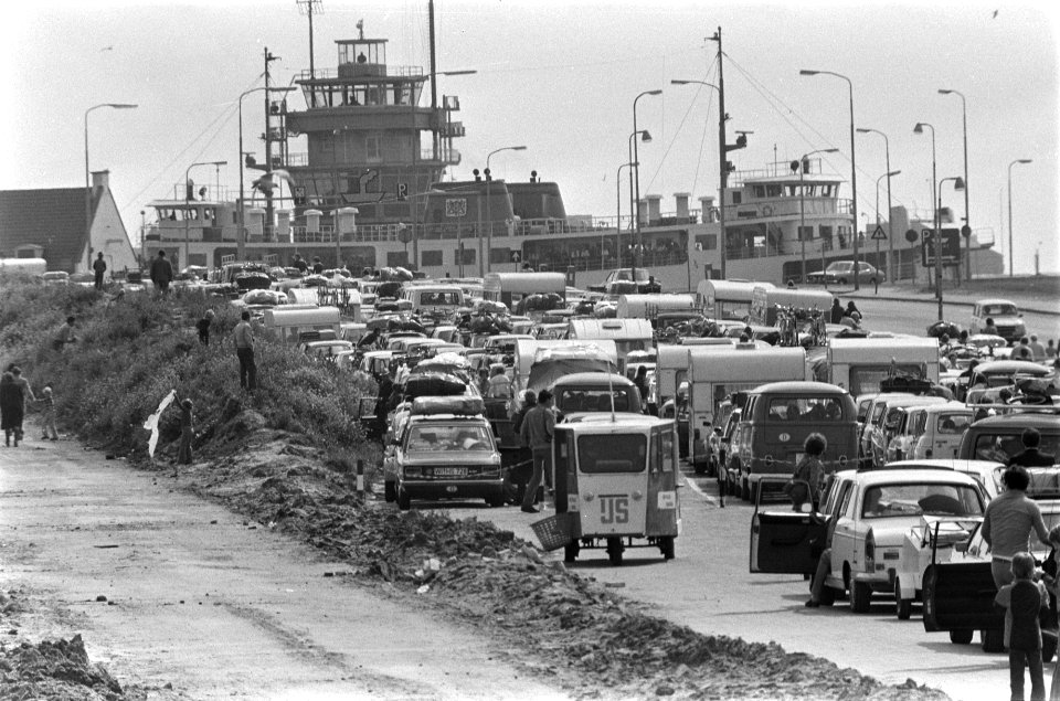 File in Den Helder voor pont naar Texel, Bestanddeelnr 929-8282
