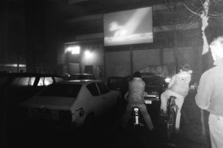 Filmfestival werd vanavond op Osdorpplein in Amsterdam een z.g. drive-in filmv, Bestanddeelnr 931-9235