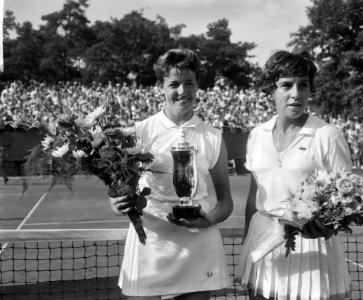 Finales tennis te Hilversum, mejuffrouw M Smith (links versloeg mejuffrouw M B, Bestanddeelnr 916-6822