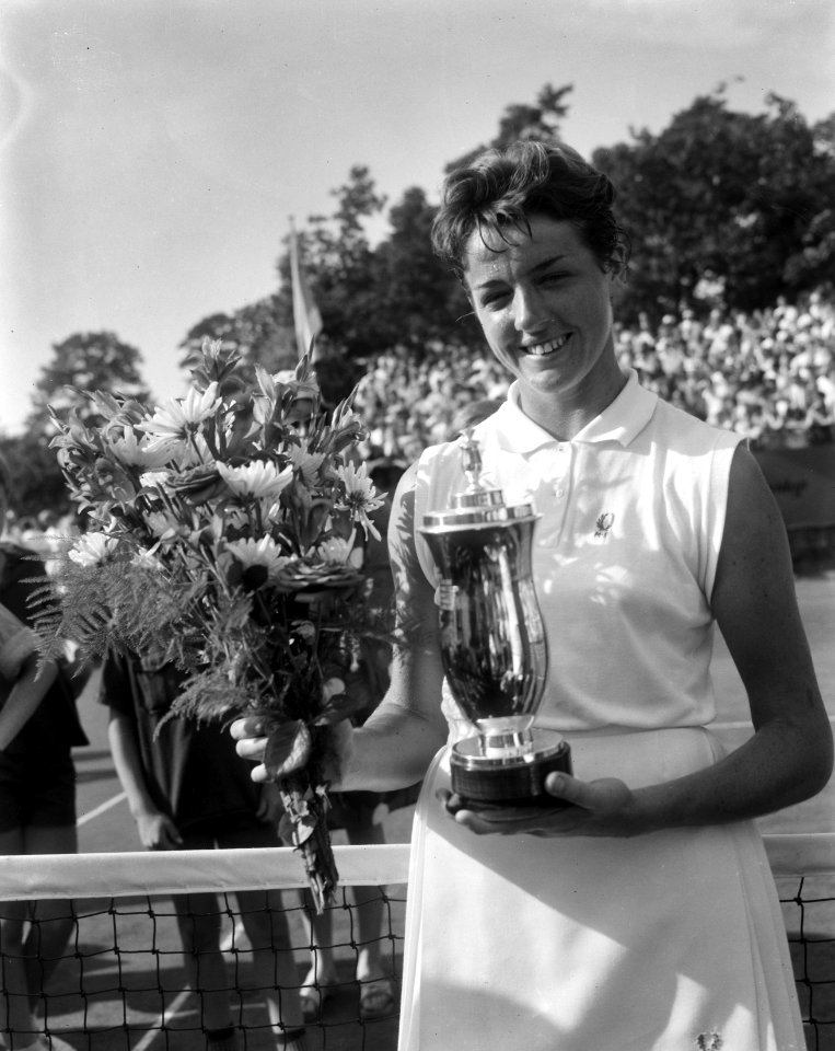 Finales tennis te Hilversum, mejuffrouw M Smith (met beker), Bestanddeelnr 916-6827