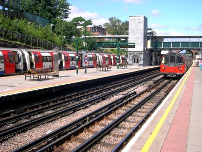 Finchley Central station platforms looking north (20080722) photo