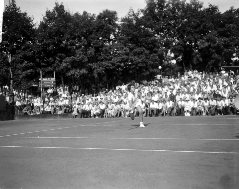 Finales tennis te Hilversum, mejuffrouw M Smith in actie, Bestanddeelnr 916-6826