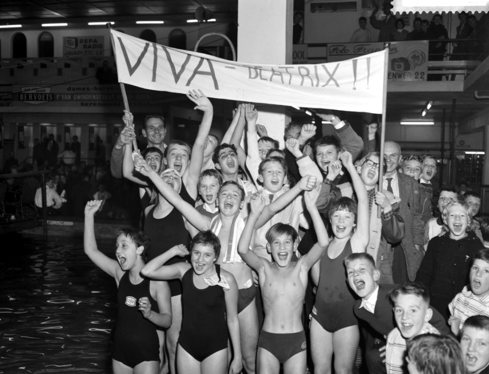Finale schoolzwemwedstrijden in het Sportfondsenbad-oost winnende ploeg van de P, Bestanddeelnr 910-8211