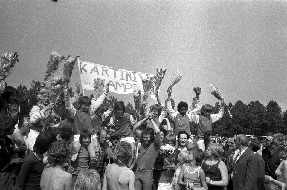 Finale schoolvoetbaltoernooi in Amsterdam kampioenen (Kartinischool) op de scho, Bestanddeelnr 927-1995