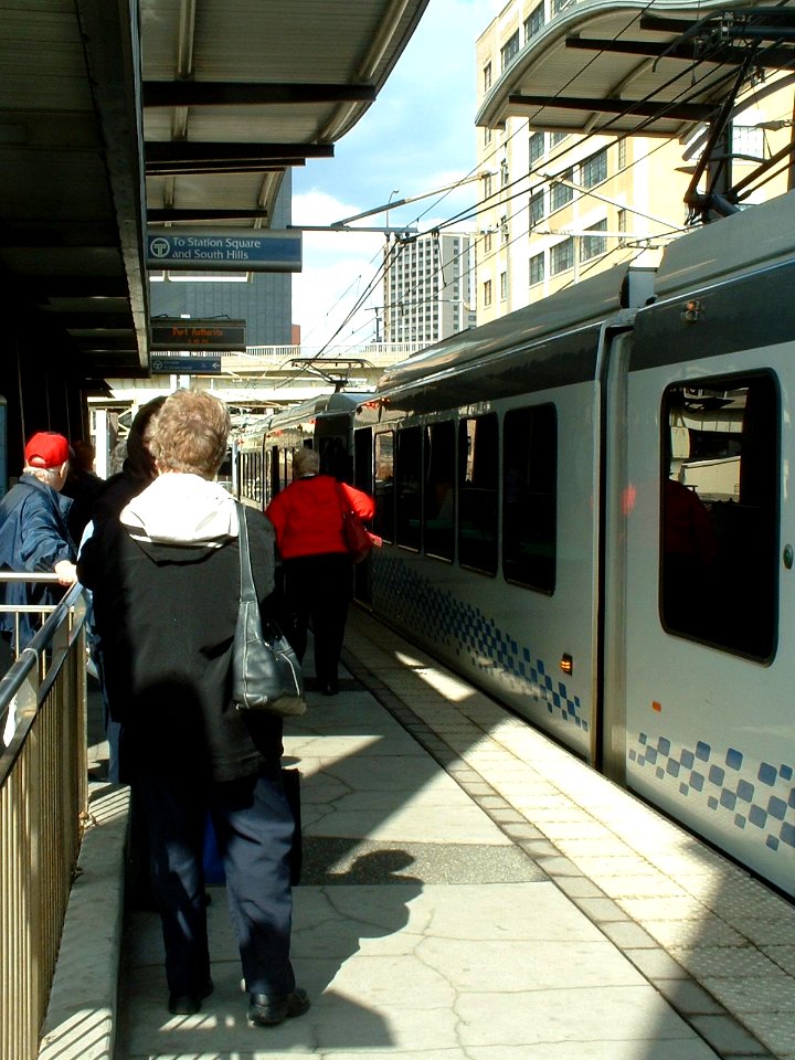 First Avenue station, 2009-04-01, 01