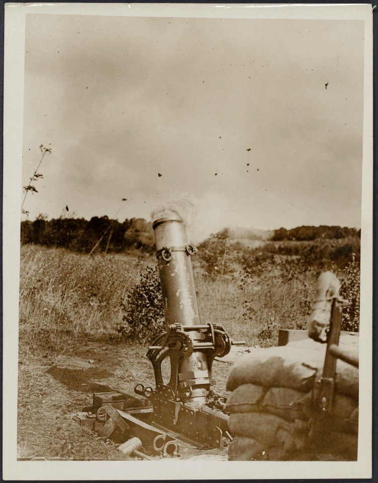 Firing a heavy trench mortar, Bestanddeelnr 158-1669