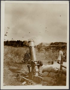 Firing a heavy trench mortar, Bestanddeelnr 158-1669