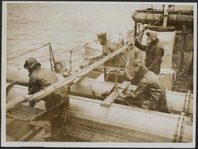 Firing a torpedo from a deck-tube of a destroyer, Bestanddeelnr 158-2688
