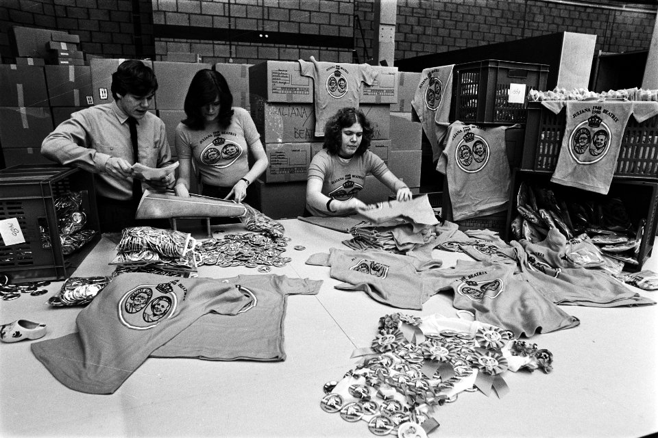 Firma Inter Souvenirs maakt Oranje souvenirs ivm aftreden Koningin Julian, Bestanddeelnr 930-6716