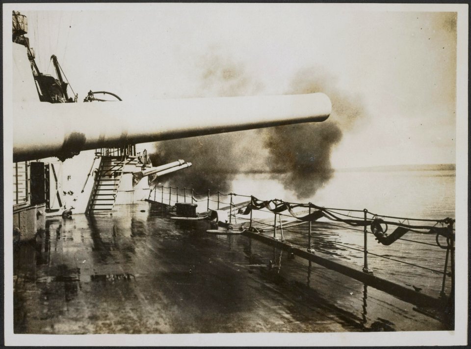 Firing 6 guns - 15 in foreground, Bestanddeelnr 158-2631