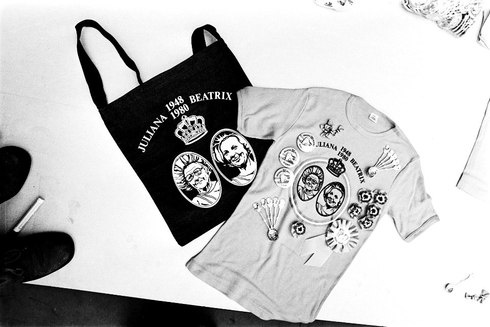 Firma Inter Souvenirs maakt Oranje souvenirs ivm aftreden Koningin Julian, Bestanddeelnr 930-6714