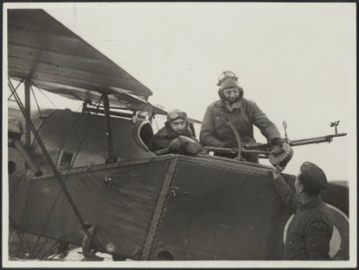 Fitting the drum of a gun of a battle plane, Bestanddeelnr 158-1635