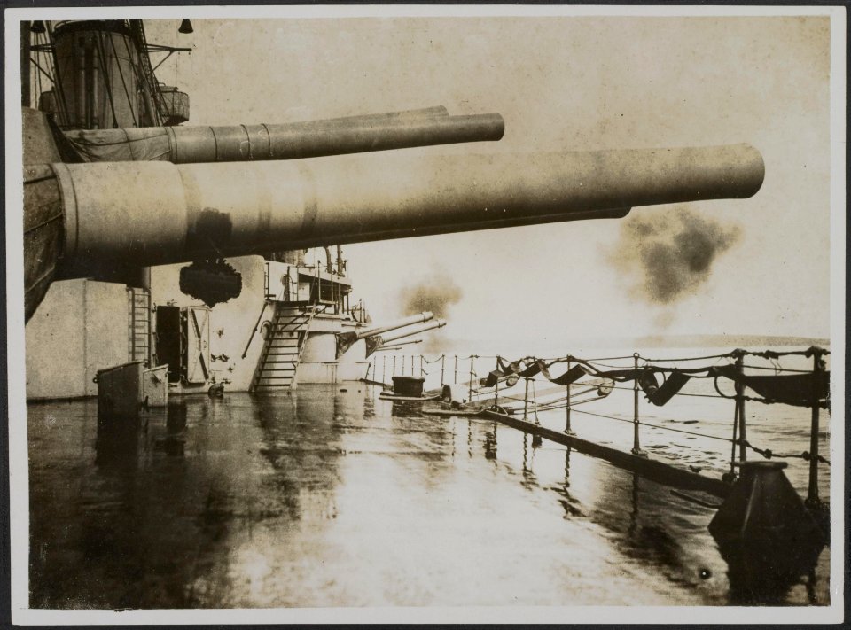 Firing 6 guns - 15 in foreground, Bestanddeelnr 158-2632