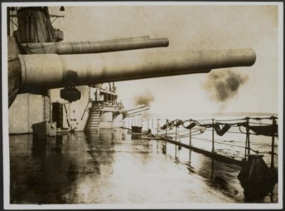 Firing 6 guns - 15 in foreground, Bestanddeelnr 158-2632