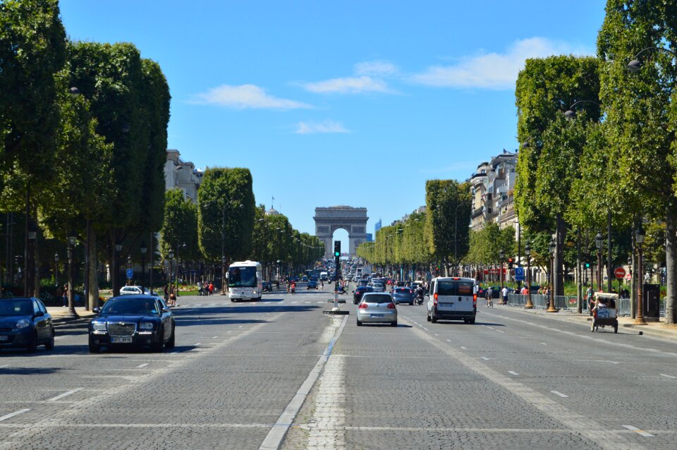 Arc dear triomphe paris blue sky