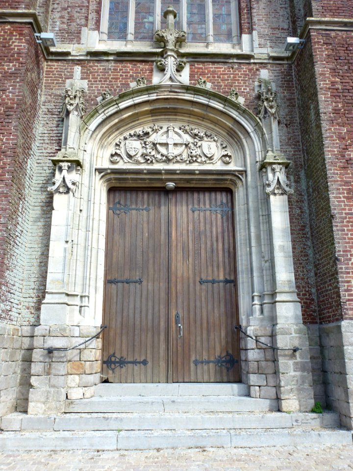 Flêtre (Nord, Fr) église, portail