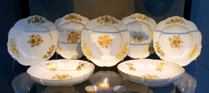 Five plates and two dishes, Vincennes Porcelain Factory, c. 1751-1752, soft-paste porcelain - Wadsworth Atheneum - Hartford, CT - DSC05262