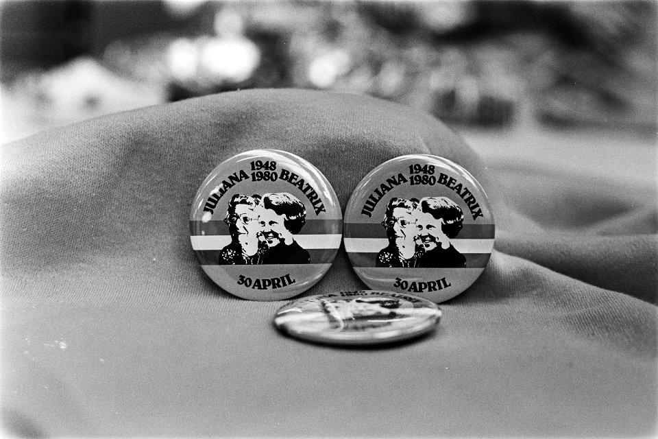Firma Inter Souvenirs maakt Oranje souvenirs ivm aftreden Koningin Julian, Bestanddeelnr 930-6717