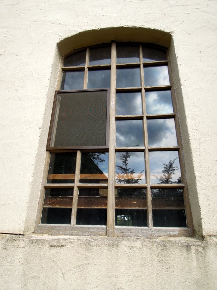 Flämingkirche Braunsdorf -Lichteinlass Westfassade unterhalb des Turms- August 2020