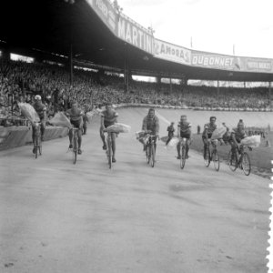 Finish Tour de France in het Parc des Prince in Parijs Nederlandse ploeg rijdt e, Bestanddeelnr 908-7900