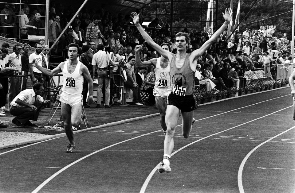 Finish winnaar 200 meter, Henk Brouwer, Bestanddeelnr 930-9541