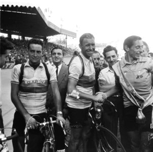 Finish Parijs. Winnaar Fausto Coppi wordt gefeliciteerd door Henk Faanhof. Links, Bestanddeelnr 905-2280