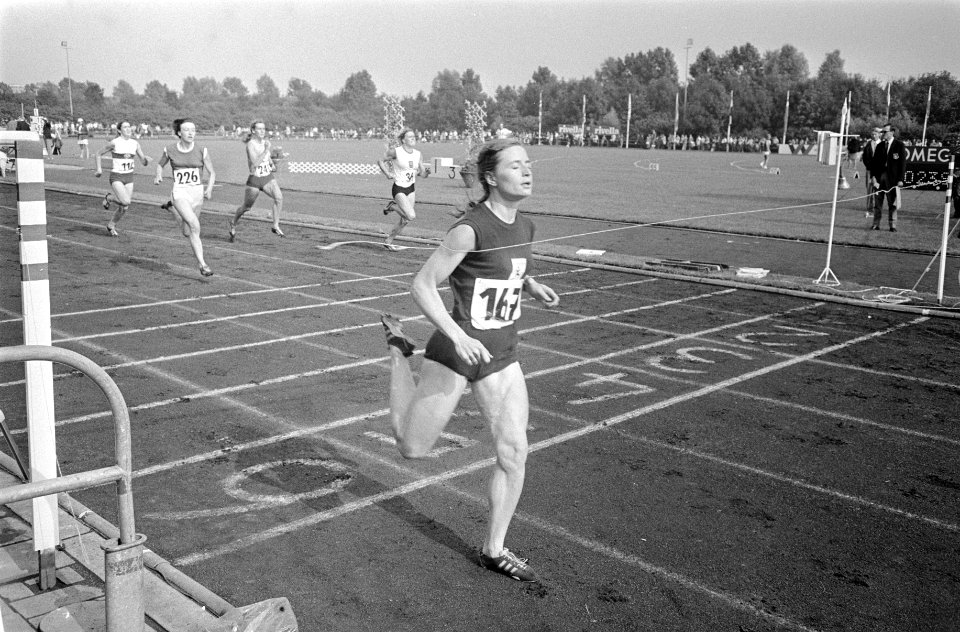 Finish 200 m, Wilma van der Berg wint, Bestanddeelnr 922-6804