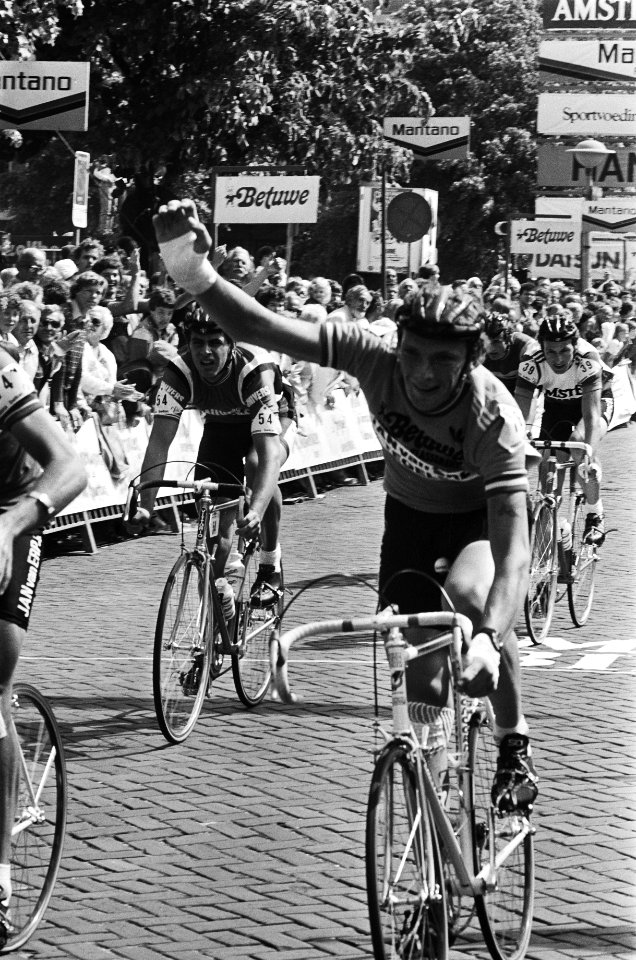Finish in Amsterdam Olympias Int. Ronde van Nederland winnaar Gerrit Solleveld, Bestanddeelnr 932-1869