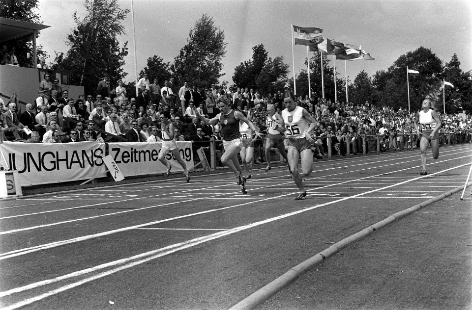 Finish 100 m hardlopen, Wilma v. d. Berg (nr. 56) wint, Bestanddeelnr 922-6237