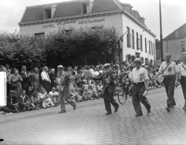 Finish vierdaagse Nijmegen 3 oudjes met bloemen, Bestanddeelnr 903-5234