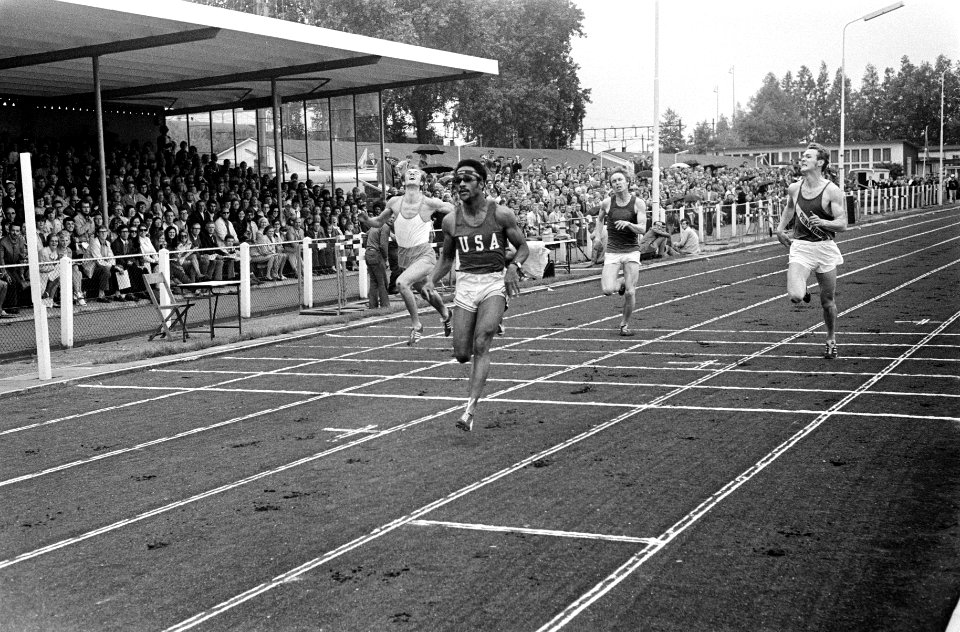 Finish van de 100 meter v.l.n.r. de Nederlander A. de Jong wordt 2e, de Ameri…, Bestanddeelnr 923-6438