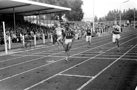 Finish van de 100 meter v.l.n.r. de Nederlander A. de Jong wordt 2e, de Ameri…, Bestanddeelnr 923-6438