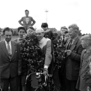 Finish Ronde van IJsselmeer . Winnaar Joop Blauw, Bestanddeelnr 907-8420
