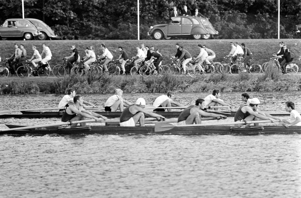 Finish 4 met stuurman, op de voorgrond Laga (2e, Delftsche Studenten Roeivereeni, Bestanddeelnr 922-6876