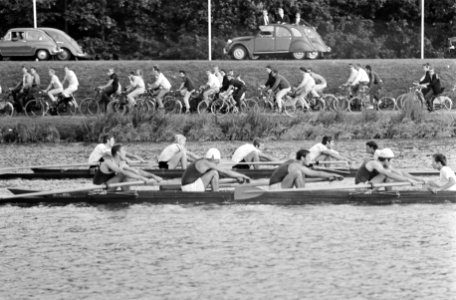 Finish 4 met stuurman, op de voorgrond Laga (2e, Delftsche Studenten Roeivereeni, Bestanddeelnr 922-6876