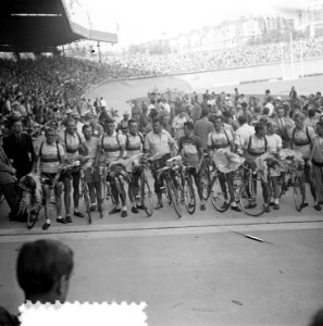 Finish in Parijs. Hollandse ploeg poseert in het Parc des Princes, Bestanddeelnr 905-2261