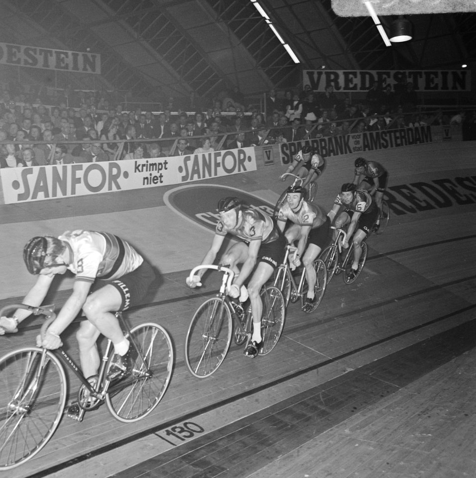 Finish zesdaagse wielrennen RAI Amsterdam. Winnend koppel Post (links) en Deloof, Bestanddeelnr 923-0905