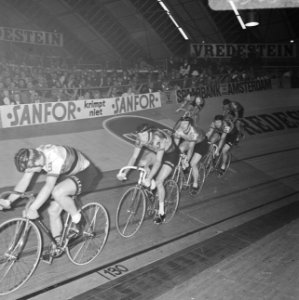 Finish zesdaagse wielrennen RAI Amsterdam. Winnend koppel Post (links) en Deloof, Bestanddeelnr 923-0905