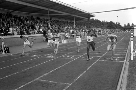 Finish 100 m heren v.r.n.l. de Jong (3), E. Mowels (1), L. de Jager, C. Jansen,, Bestanddeelnr 921-5698