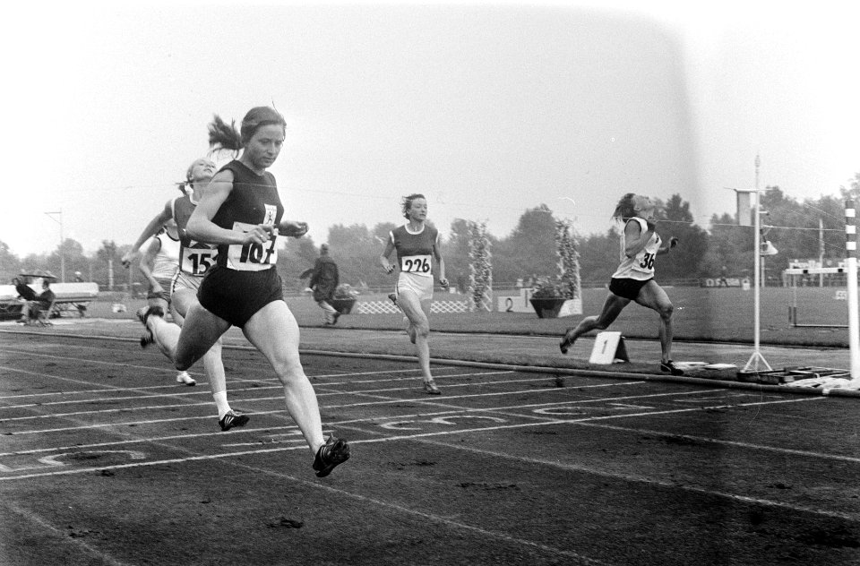 Finish 100 m dames, links Wilma van den Berg (1e) en rechts Mieke Sterk (3e), Bestanddeelnr 922-6813