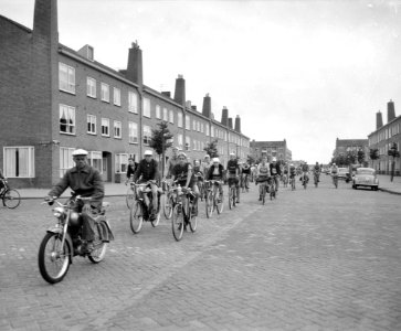 Finish van de Tour der Verenigde Naties te Amsterdam de tourcaravan arriveert in, Bestanddeelnr 909-7384