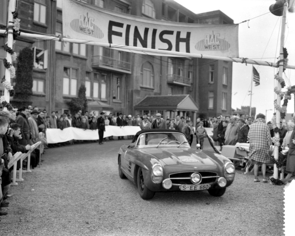 Finish van de Tulpenrallye te Noordwijk. Aankomst van Hans Tak en W. Lijmer in…, Bestanddeelnr 912-4505