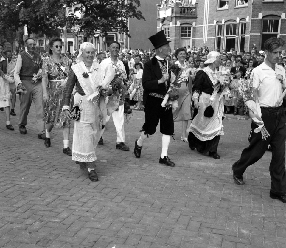 Finish. Deelnemers in Friese klederdracht, Bestanddeelnr 904-0944