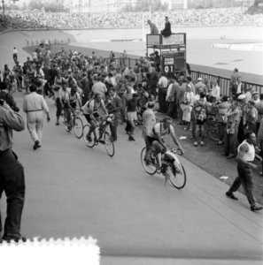 Finish in Parijs. Hollandse ploeg rijdt een ereronde door het Parc des Princes, Bestanddeelnr 905-2260