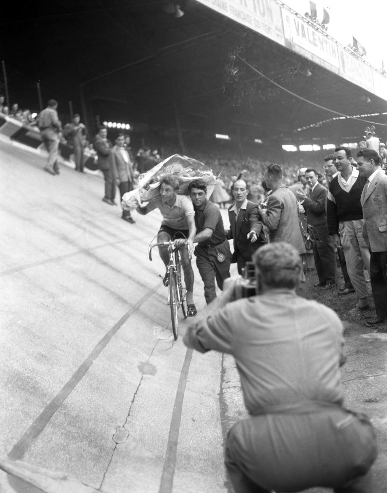 Finish Tour de France in het Parc des Prince in Parijs Winnaar Jacques Anquetil, Bestanddeelnr 908-7908