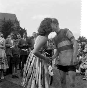 Finish Tour de Verenigde Naties te Arnhem Felicitatie van de winnaar, Bestanddeelnr 908-8323