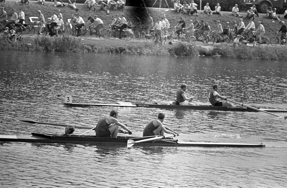 Finish twee met stuurman de Poolse ploeg (op de voorgrond) die won en Coster en, Bestanddeelnr 922-6669
