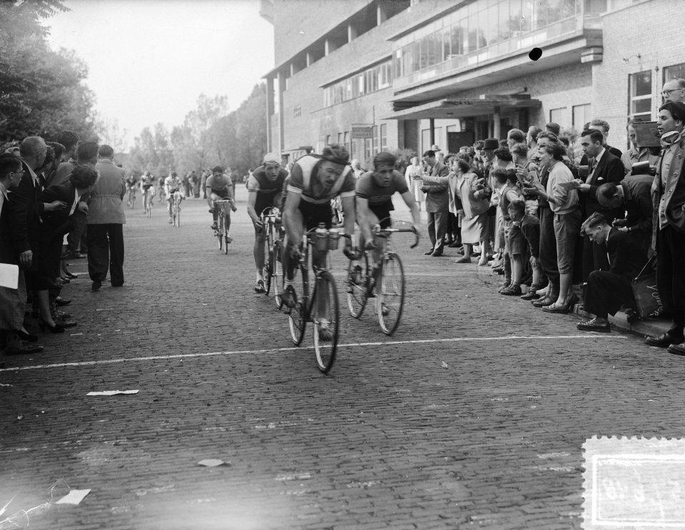 Finish Ronde van IJsselmeer bij het Olympisch Stadion te Amsterdam, Bestanddeelnr 905-7648