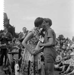 Finish Tour de Verenigde Naties te Arnhem Felicitatie van de winnaar door Hanni, Bestanddeelnr 908-8327